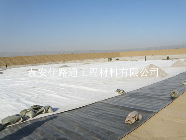 對HDPE復(fù)合土工膜的缺陷進行修復(fù)，提升完整性