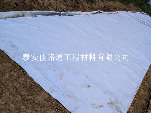 HDPE復合土工膜鋪設(shè)施工中的基面清理要求詳解 HDPE復合土工膜鋪設(shè)施工中的基面清理要求詳解
