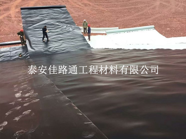 養(yǎng)殖防滲膜鋪設(shè)不平整？5 個(gè)實(shí)操技巧教你鋪出 “鏡面效果”