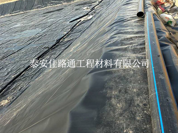 夏季鋪養(yǎng)殖防滲膜會(huì)“翻車”？掌握這4點(diǎn)施工穩(wěn)如泰山
